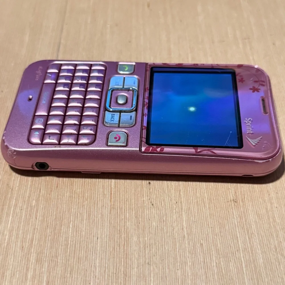 Sprint Mobile Sanyo Model:SCP-2700 Pink Cell Phone Turns On No Charg Read Info!